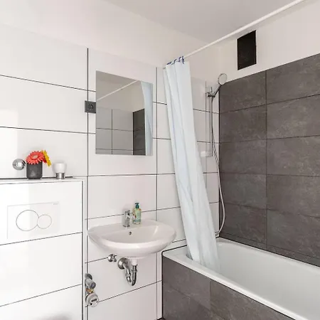 Charming Messenaehe Апартаменты Кёльн